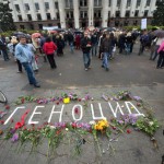 Setkání na památku zavražděných v Oděse - text azbukou "Genocid"