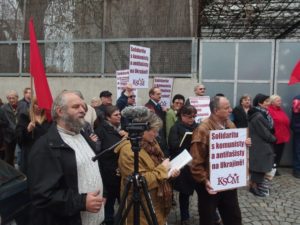 Foto ze shromáždění na vyjádření solidarity s komunisty, levicovými aktivisty a antifašisty na Ukrajině před ukrajinským velvyslanectvím - 11. dubna 2016