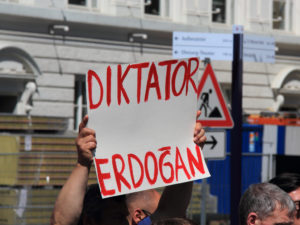 Člověk s piketem "Diktator Erdogan"