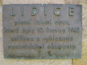 Lidice - památná tabule "LIDICE, pietní území obce, která byla 10. června 1942 zničena a vyhlazena nacistickými okupanty." Národní kulturní památka