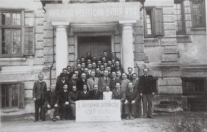 Milan Matouš v Krajské politické škole KSČ (v horní řadě vpravo, opřený o dveře) na zámečku Sokolově u Českých Budějovic, leden - únor 1949