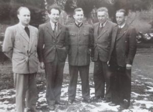 Milan Matouš ve 2. polovině 40. let v uniformě studenta Vyšší lesnické školy v Písku (uprostřed)