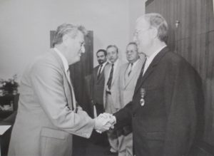 Ideologický tajemník ÚV KSČ Jan Fojtík předává Milanu Matoušovi 8. července 1988 Řád Vítězného února
